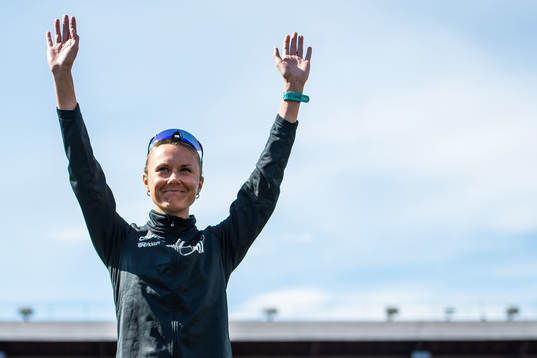 Upsala IFs Carolina Wikström jublar på prispallen