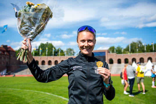 Upsala IFs Carolina Wikström jublar med sitt guld