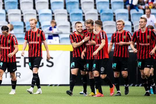 Brommapojkarnas spelare jublar