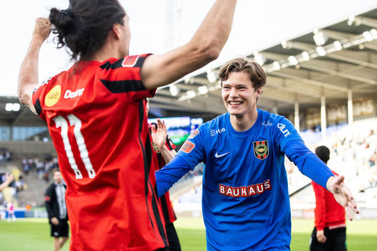 Brommapojkarnas målvakt Filip Sidklev jublar