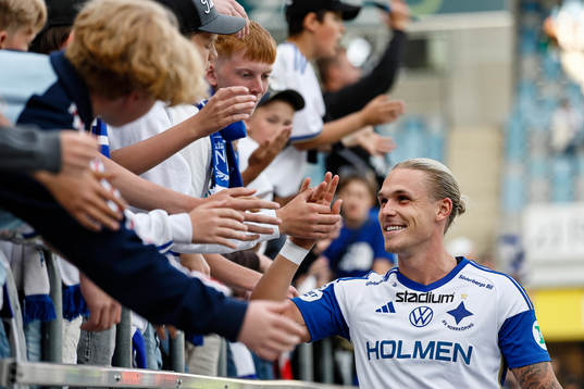 IFK Norrköpings Arnor Sigurdsson tackar sina supporters