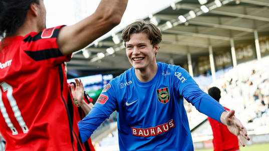 Brommapojkarnas målvakt Filip Sidklev jublar