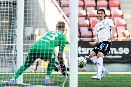 Örebros Adam Bark mot Gefles målvakt Robin Wallinder
