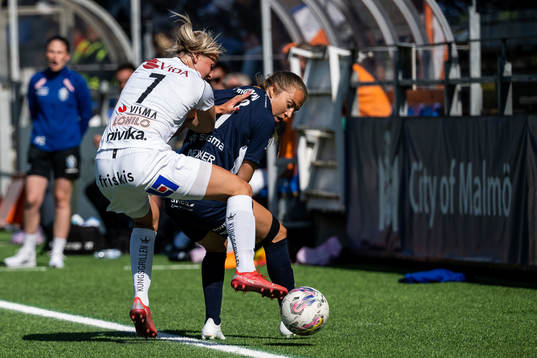 Växjö DFFs Hanna Stokki och FC Rosengårds Fiona Brown