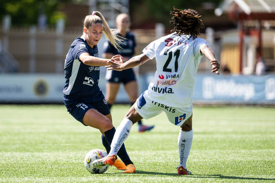 FC Rosengårds Olivia Holdt och Växjö DFFs Eva Dessislava