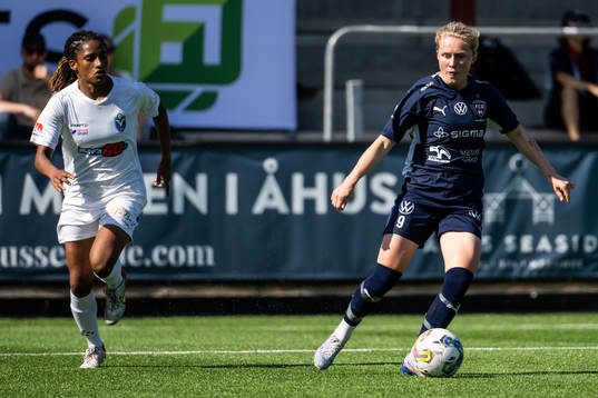 Växjö DFFs Eva Dessislava Dupuy och FC Rosengårds Emilia