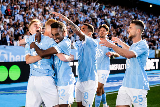 Malmö FFs Hugo Larsson jublar med lagkamrater