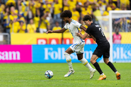 Jens Cajuste of Sweden and Matt Garbett of New Zealand