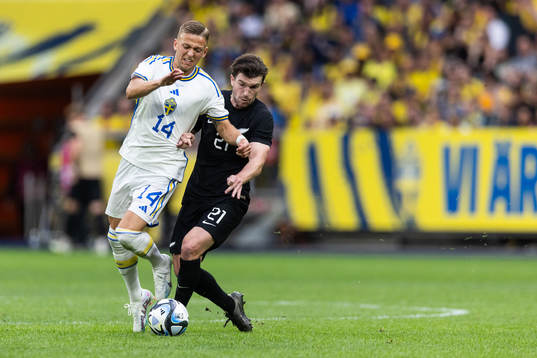 Jesper Karlsson of Sweden and Tim Payne of New Zealand