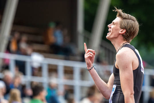Joakim Hellbratt, Huddinge AIS, jublar