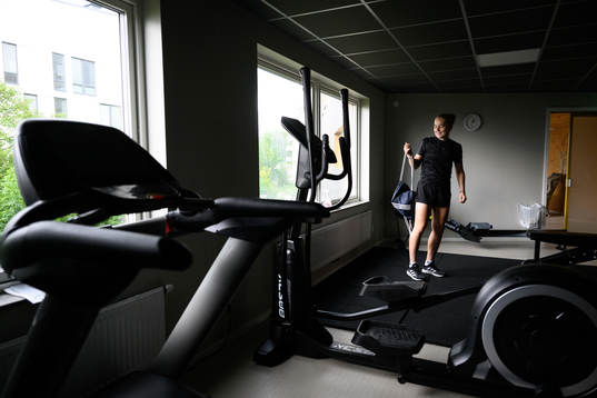 Paulina Nyström tränar i gymmet