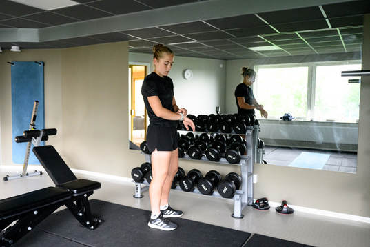 Paulina Nyström tränar i gymmet