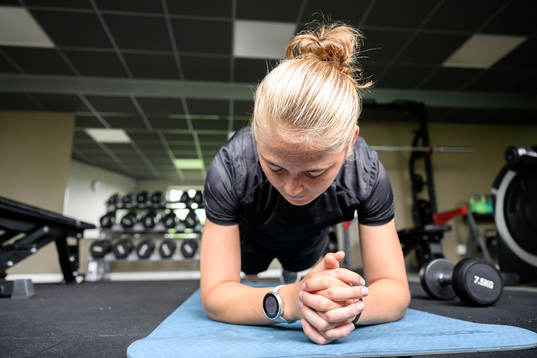 Paulina Nyström tränar i gymmet