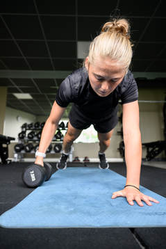 Paulina Nyström tränar i gymmet