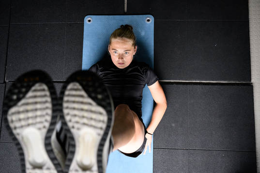 Paulina Nyström tränar i gymmet