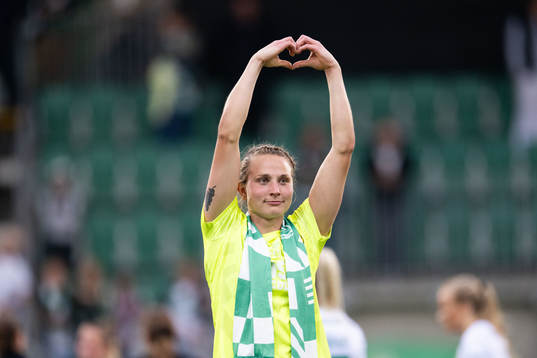 Hammarbys målvakt Anna Tamminen jublar