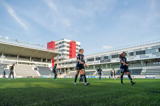 Linköpings Emma Östlund och Emma Lennartsson värmer upp