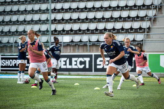 Djurgårdens Matilda Plan och Alice Bergström värmer upp