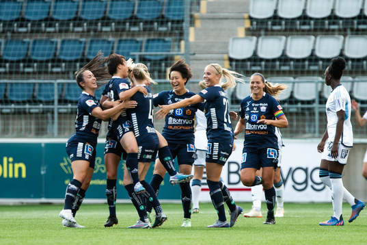 Linköpings Yuka Momiki jublar med lagkamrater