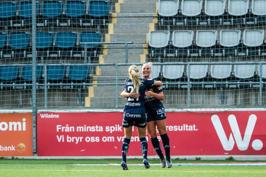 Linköpings Stina Lennartsson och Cathinka Tandberg jublar