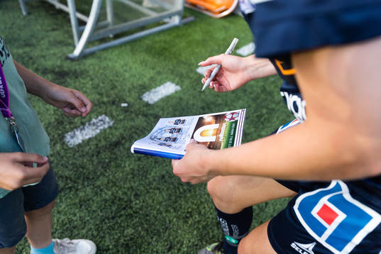 Linköpings Ella Lundin skriver autografer