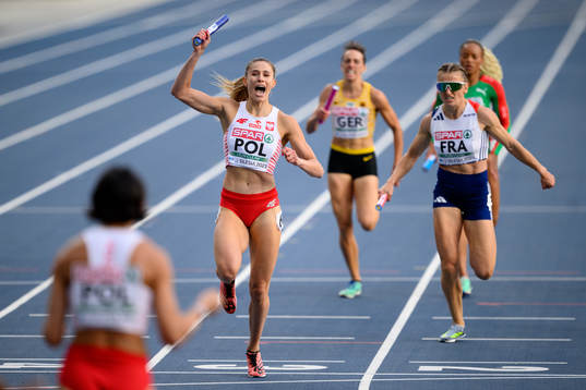 Natalia Kaczmarek of Poland and Amandine Brossier of France