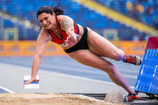 Ecem Calagan of Turkey lands outside the pit and injures