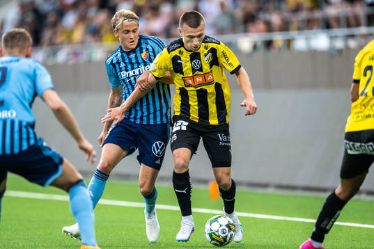 Djurgårdens Oskar Fallenius och Häckens Kristoffer Lund