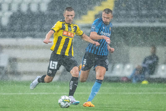 Häckens Kristoffer Lund Hansen och Djurgårdens Piotr