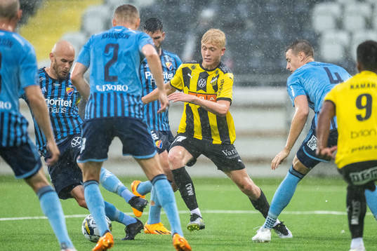 Djurgårdens Magnus Eriksson och Häckens Isak Brusberg
