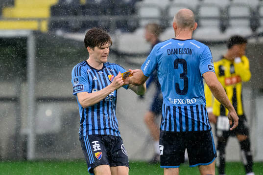 Djurgårdens Oliver Berg ger kaptensbindeln till Marcus