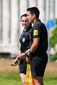 Domare Helin Ünal och Gusyav Palmunder en fotbollsmatch