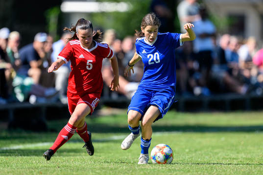Selma Boström och Inès Lorenius