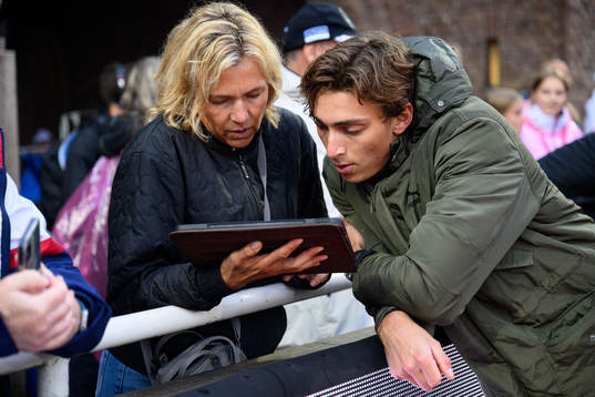 Helena Duplantis, mother and coach, talks to Armand