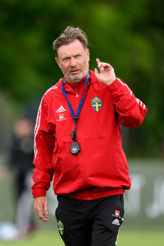 Head coach Peter Gerhardsson at a training session with the