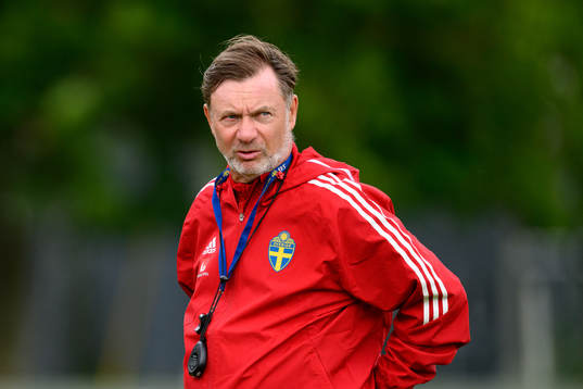 Head coach Peter Gerhardsson at a training session with the