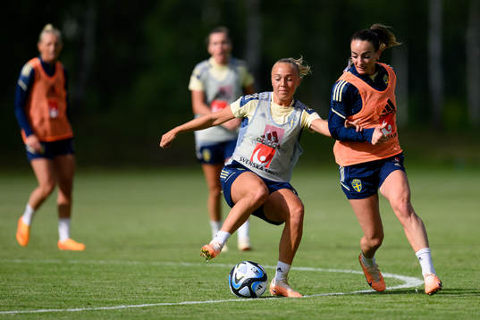 Hanna Bennison and Kosovare Asllani at a training session