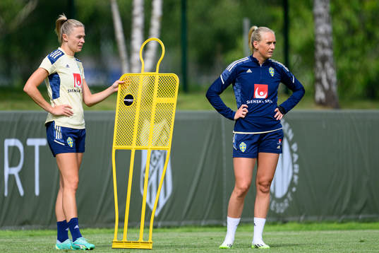 Fridolina Rolfö and Stina Blackstenius at a training