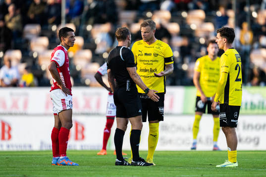 Domare Kristoffer Karlsson och Mjällbys David Löfquist
