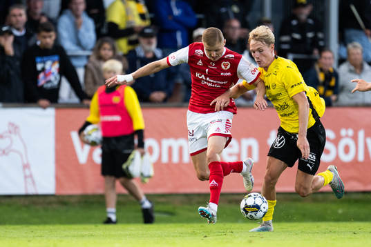 Kalmars David Kristjan Olafsson och Mjällbys Max Fenger