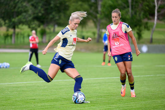 Hanna Lundkvist and Filippa Angeldahl at a training session