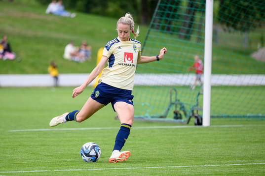 Amanda Ilestedt at a training session with the Swedish