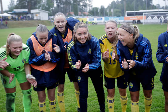Sveriges förbundskapten Lovisa Dalby jublar med spelare