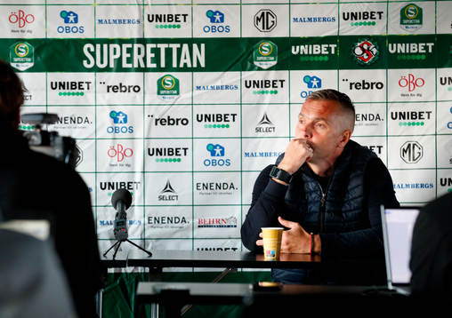 Östers tränare Srdjan Tufegdzic på presskonferensen