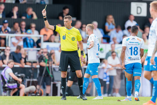 Domare Magnus Lindgren med ett gult kort