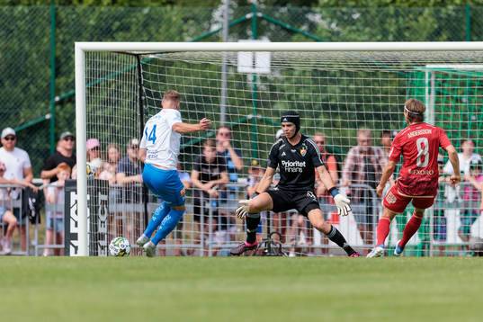Värnamos Gustav Engvall gör mål 1-0 bakom Djurgårdens