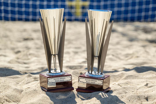 Pokalerna för segrarna i beach soccer i SM för  herrar
