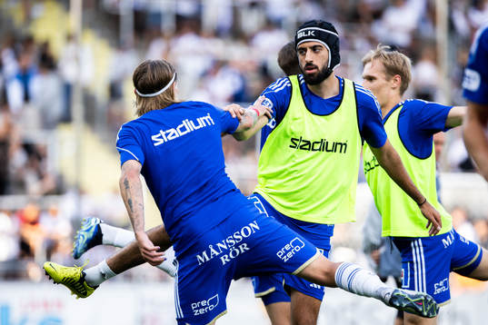 IFK Norrköpings Kristoffer Khazeni värmer upp