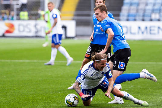 IFK Norrköpings Ari Freyr Skulason och Halmstads Viktor