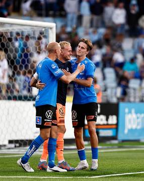Halmstads Andreas Johansson, målvakt Malkolm Nilsson